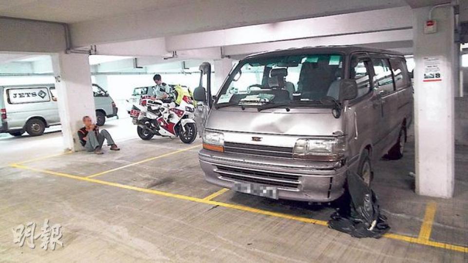 晨運婦被撞死案中,警方於附近扣查一車頭凹陷車輛,並將司機帶走調查,但司機否認涉案,指車頭凹陷為較早前其他意外所致。(林智傑攝) 晨運婦被撞死案中,警方於附近扣查一車頭凹陷車輛,並將司機帶走調查,但司機否認涉案,指車頭凹陷為較早前其他意外所致。(林智傑攝)