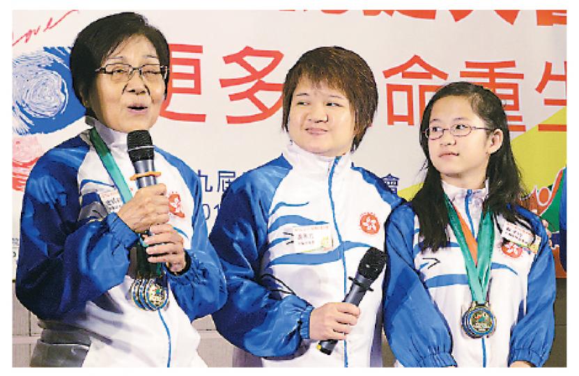 11歲嘅蘇子玲(右)喺世界移植運動會勇奪3金1銀1銅,佢話好在獲媽咪(中)捐肝,先有今日嘅體魄。左為港隊最高齡參賽者金綺紗。(陳淑安攝) 11歲嘅蘇子玲(右)喺世界移植運動會勇奪3金1銀1銅,佢話好在獲媽咪(中)捐肝,先有今日嘅體魄。左為港隊最高齡參賽者金綺紗。(陳淑安攝)
