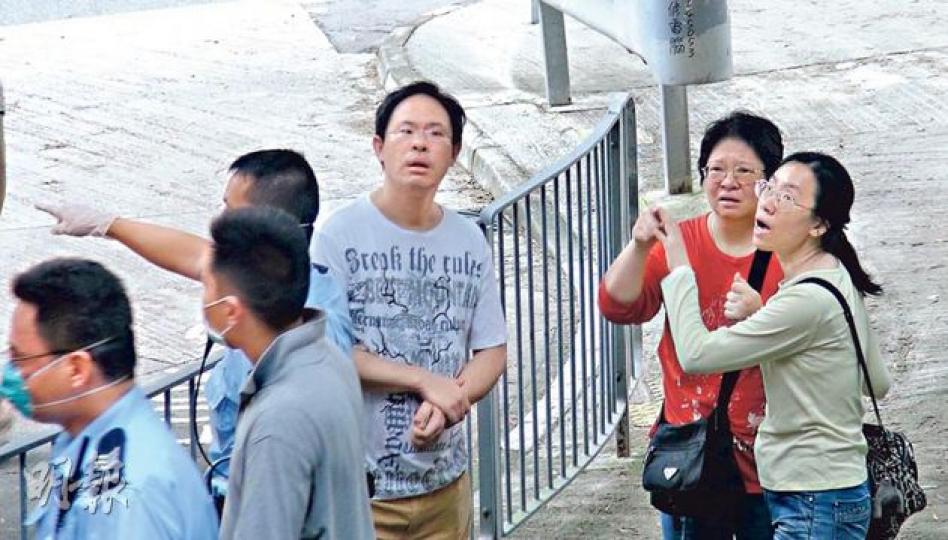 死者家人到停車場認屍時,穿橙衣的女親友(右二)獲告知死者在梯間被發現後,即哭着說﹕「我有逐層行的,就係搵漏咗呢度。」(林智傑攝) 死者家人到停車場認屍時,穿橙衣的女親友(右二)獲告知死者在梯間被發現後,即哭着說﹕「我有逐層行的,就係搵漏咗呢度。」(林智傑攝)