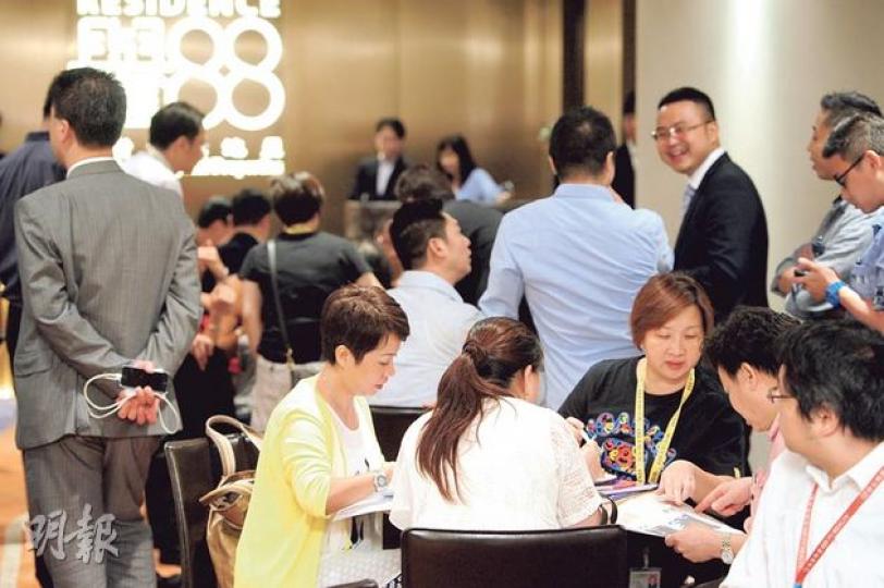 新地將於本周六原價(折實平均實呎10,437元)重推元朗譽88全部69個貨尾,昨日位於環球貿易廣場的示範單位,睇樓情况不俗。(尹錦恩攝)吳先生一家五口現居住大角嘴帝峯•皇殿,他認為新地樓盤開則好,特來參觀大單位。(尹錦恩攝)準買家郭小姐昨日到譽88示範單位參觀,目標是二房或三房的大單位,她表示樓盤定價略嫌稍貴。(尹錦恩攝) 新地將於本周六原價(折實平均實呎10,437元)重推元朗譽88全部69個貨尾,昨日位於環球貿易廣場的示範單位,睇樓情况不俗。(尹錦恩攝)吳先生一家五口現居住大角嘴帝峯•皇殿,他認為新地樓盤開則好,特來參觀大單位。(尹錦恩攝)準買家郭小姐昨日到譽88示範單位參觀,目標是二房或三房的大單位,她表示樓盤定價略嫌稍貴。(尹錦恩攝)
