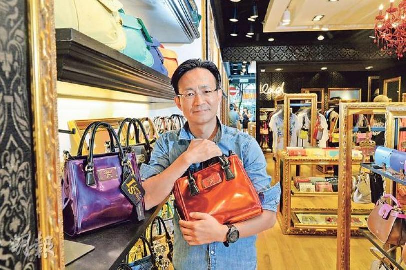 黃銳林之前一頭長髮,還留鬍子(圖2),十分配合bauhaus搖滾味濃的風格,但他為了放下以前的成績,決心改變,現時他剪了頭短髮,鬍子也刮得乾淨(圖),判若兩人。(受訪者提供、劉焌陶攝) 黃銳林之前一頭長髮,還留鬍子(圖2),十分配合bauhaus搖滾味濃的風格,但他為了放下以前的成績,決心改變,現時他剪了頭短髮,鬍子也刮得乾淨(圖),判若兩人。(受訪者提供、劉焌陶攝)