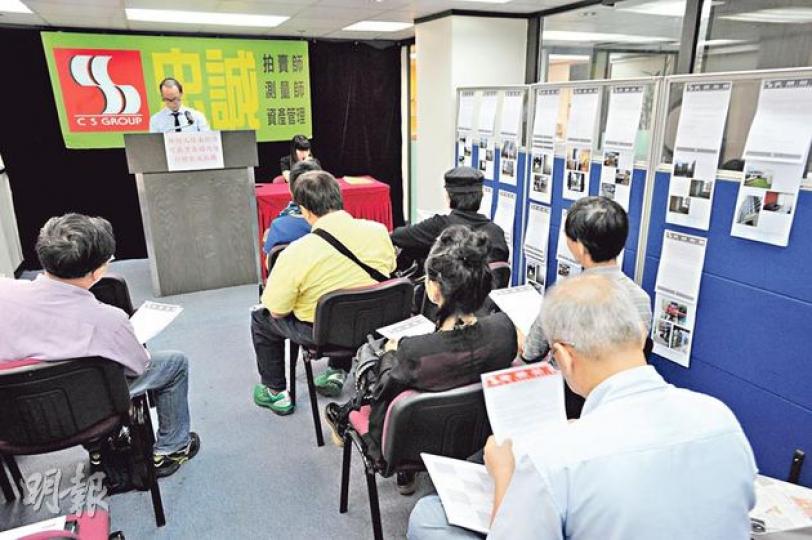 首都廣場2樓一個單號舖,昨日以198萬元開價推出拍賣,較買入價低逾四成,惟最終無人舉手競投而收回。 (尹錦恩攝) 首都廣場2樓一個單號舖,昨日以198萬元開價推出拍賣,較買入價低逾四成,惟最終無人舉手競投而收回。 (尹錦恩攝)
