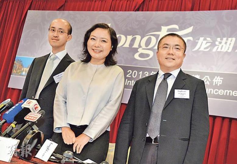 龍湖地產首席執行官邵明曉(右)表示,有信心全年核心盈利按年將有增長。旁為集團董事長吳亞軍(中)及首席財務官韋華寧(左)。(盧翊銘攝) 龍湖地產首席執行官邵明曉(右)表示,有信心全年核心盈利按年將有增長。旁為集團董事長吳亞軍(中)及首席財務官韋華寧(左)。(盧翊銘攝)
