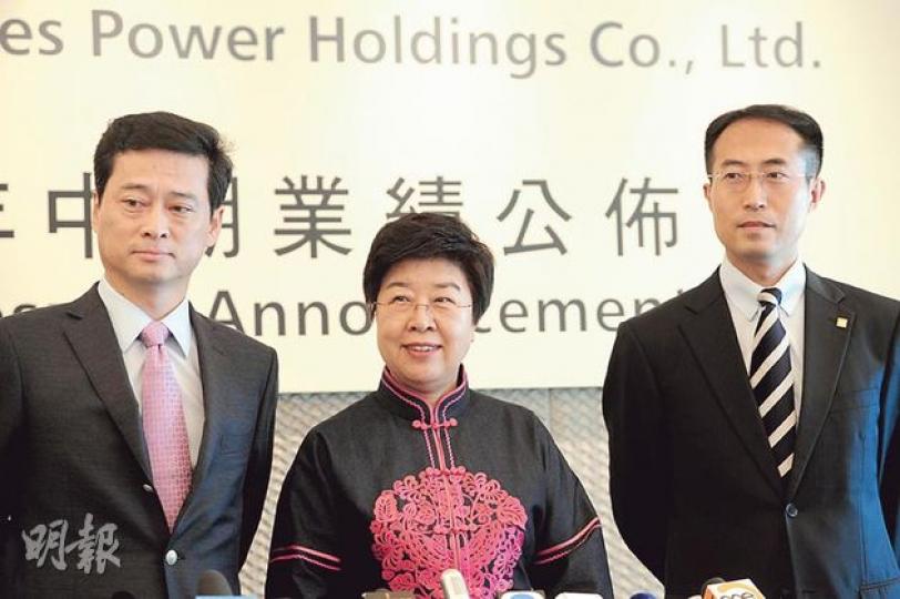 華潤電力自今年4月被小股東指3年收購山西煤礦涉貪後首次會見傳媒,總裁王玉軍(左一)多番強調收購煤礦是得到山西政府邀請及支持。旁為主席周俊卿(中)。(尹錦恩攝)(明報製圖) 華潤電力自今年4月被小股東指3年收購山西煤礦涉貪後首次會見傳媒,總裁王玉軍(左一)多番強調收購煤礦是得到山西政府邀請及支持。旁為主席周俊卿(中)。(尹錦恩攝)(明報製圖)