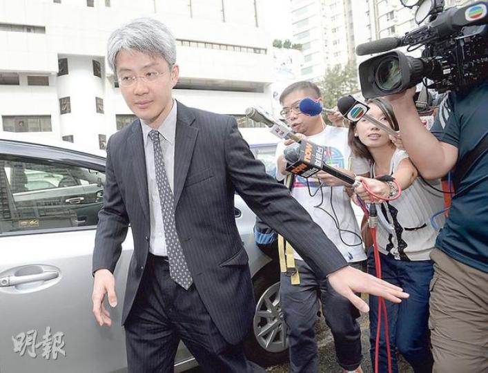港燈因南丫四號船員不足而被判罰款900元,其公司法律代表吳偉昌(左)離開法院時沒回應記者提問。(余俊亮攝) 港燈因南丫四號船員不足而被判罰款900元,其公司法律代表吳偉昌(左)離開法院時沒回應記者提問。(余俊亮攝)