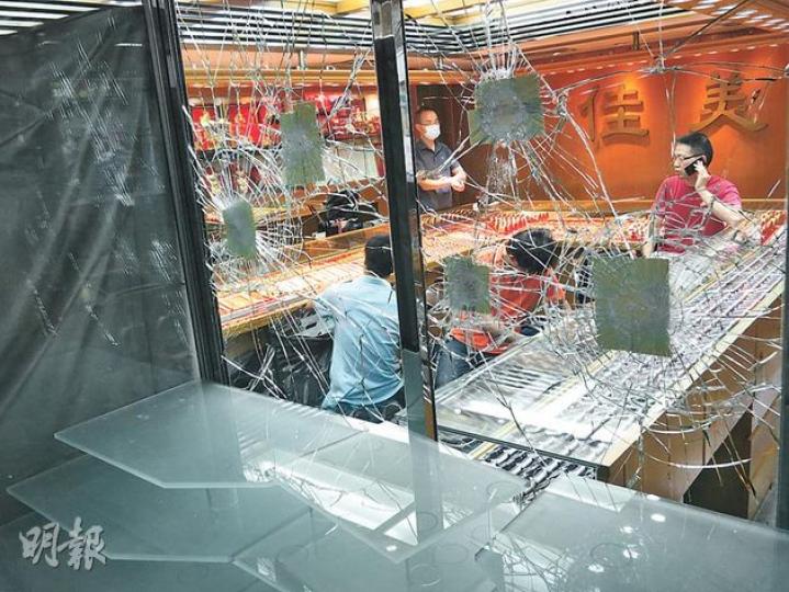 幸得警方及時制服企圖爆竊的匪徒,珠寶店雖然玻璃飾櫃被擊毁,但並無財物損失。(林耀華攝) 幸得警方及時制服企圖爆竊的匪徒,珠寶店雖然玻璃飾櫃被擊毁,但並無財物損失。(林耀華攝)