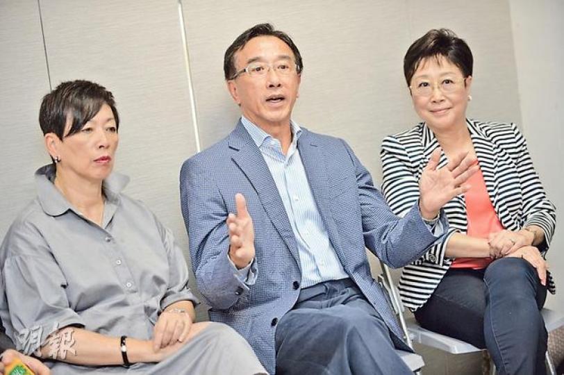 自由黨黨魁田北俊(中)昨表示,若政府於立法會休會後將原版「雙辣招」帶回立法會,自由黨將投反對票。他認為,政府應自行提出修訂,豁免港人全資公司。田北俊昨和該黨主席周梁淑怡(左)和榮譽主席劉健儀(右),一同出席記者會。(盧翊銘攝) 自由黨黨魁田北俊(中)昨表示,若政府於立法會休會後將原版「雙辣招」帶回立法會,自由黨將投反對票。他認為,政府應自行提出修訂,豁免港人全資公司。田北俊昨和該黨主席周梁淑怡(左)和榮譽主席劉健儀(右),一同出席記者會。(盧翊銘攝)