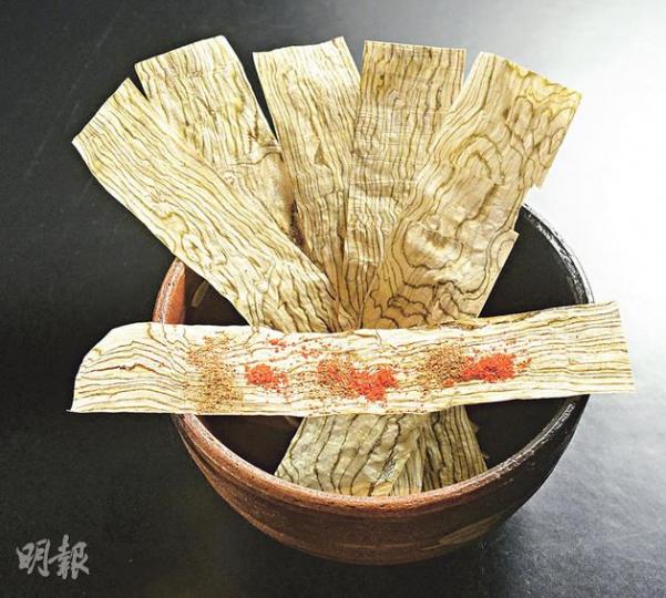 山椒北海道脆昆布 - 「昆布紙」本身味道偏淡,撒上山椒粉和七味粉調味,是美味的佐酒小食。($20,c)(陳淑安、林俊源攝) 山椒北海道脆昆布 - 「昆布紙」本身味道偏淡,撒上山椒粉和七味粉調味,是美味的佐酒小食。($20,c)(陳淑安、林俊源攝)