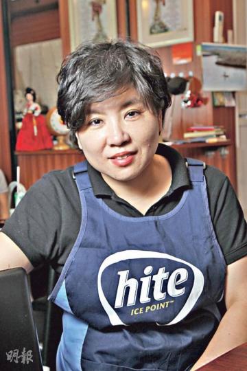 店主Liza(陳淑安、林俊源攝)牛肋骨套餐 - 除海帶湯外,用海帶做的前菜亦會不時供應,落order前記得先問清楚。(配白飯、海帶湯及前菜兩款,$115,b)(陳淑安、林俊源攝)海菜沙律 - 海菜爽甜美味,享用前拌勻Liza秘製芥末醬,味道更豐富。($50,b)(陳淑安、林俊源攝) 店主Liza(陳淑安、林俊源攝)牛肋骨套餐 - 除海帶湯外,用海帶做的前菜亦會不時供應,落order前記得先問清楚。(配白飯、海帶湯及前菜兩款,$115,b)(陳淑安、林俊源攝)海菜沙律 - 海菜爽甜美味,享用前拌勻Liza秘製芥末醬,味道更豐富。($50,b)(陳淑安、林俊源攝)