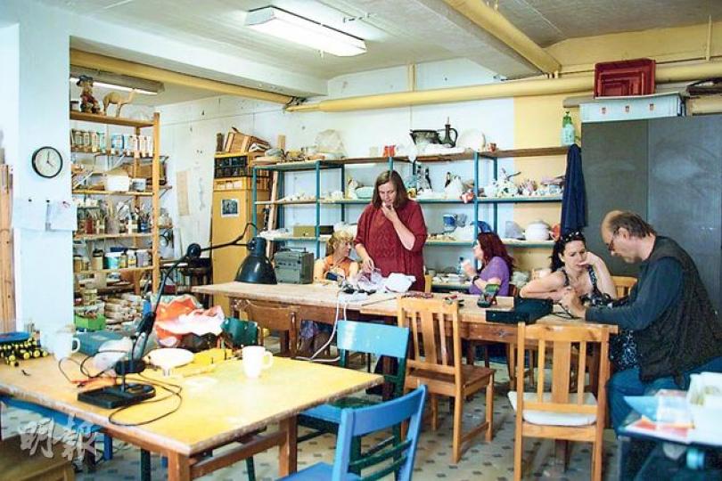 「修理咖啡店」於每月首個星期日舉行,每次約有廿多名街坊前來。人們可以免費使用店內各式工具和配件,不懂的可請教在場的義工師傅。(阮志盈攝) 「修理咖啡店」於每月首個星期日舉行,每次約有廿多名街坊前來。人們可以免費使用店內各式工具和配件,不懂的可請教在場的義工師傅。(阮志盈攝)