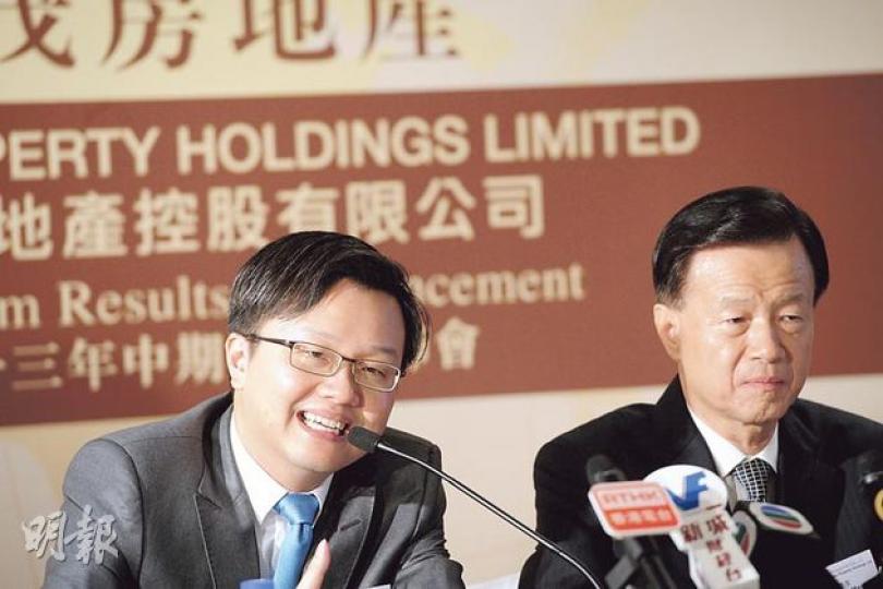 世茂房地產副主席許世壇(左)稱,對下半年樓市看法正面,政府不會加大力度打擊樓市。圖右為主席許榮茂。(尹錦恩攝) 世茂房地產副主席許世壇(左)稱,對下半年樓市看法正面,政府不會加大力度打擊樓市。圖右為主席許榮茂。(尹錦恩攝)