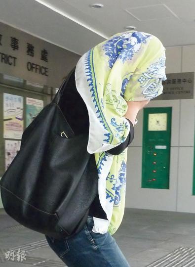 男童楊憲嵐母親宋玉玲(圖)在庭上一度泣不成聲,離開法庭時以圍巾掩頭。(羅慧茵攝)管理顯田游泳池的康文署高級康樂助理員胡兆輝(圖)表示,泳池閉路電視拍攝到男童自行往洗手間方向。(羅慧茵攝) 男童楊憲嵐母親宋玉玲(圖)在庭上一度泣不成聲,離開法庭時以圍巾掩頭。(羅慧茵攝)管理顯田游泳池的康文署高級康樂助理員胡兆輝(圖)表示,泳池閉路電視拍攝到男童自行往洗手間方向。(羅慧茵攝)
