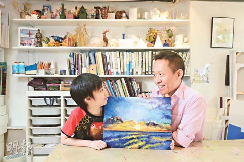 梁繼璋當天用文字寫出對兒子的忠告,而今天兒子雲翀就以一幅油畫表達對爸爸的敬愛。(陳淑安攝)(陳淑安攝)(明報製圖) 梁繼璋當天用文字寫出對兒子的忠告,而今天兒子雲翀就以一幅油畫表達對爸爸的敬愛。(陳淑安攝)(陳淑安攝)(明報製圖)