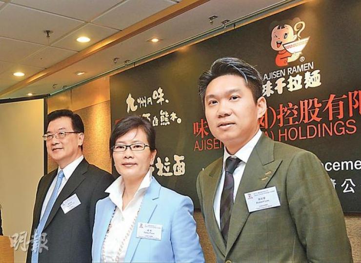 味千主席兼行政總裁潘慰（中）稱，上半年內地經濟增長放緩，集團重心改為提高營運效率及縮減業績較差的店舖，料下半年將再關15家至20家分店。左為副總裁劉葆揚，右為首席財務總監劉家豪。（陳淑安攝）