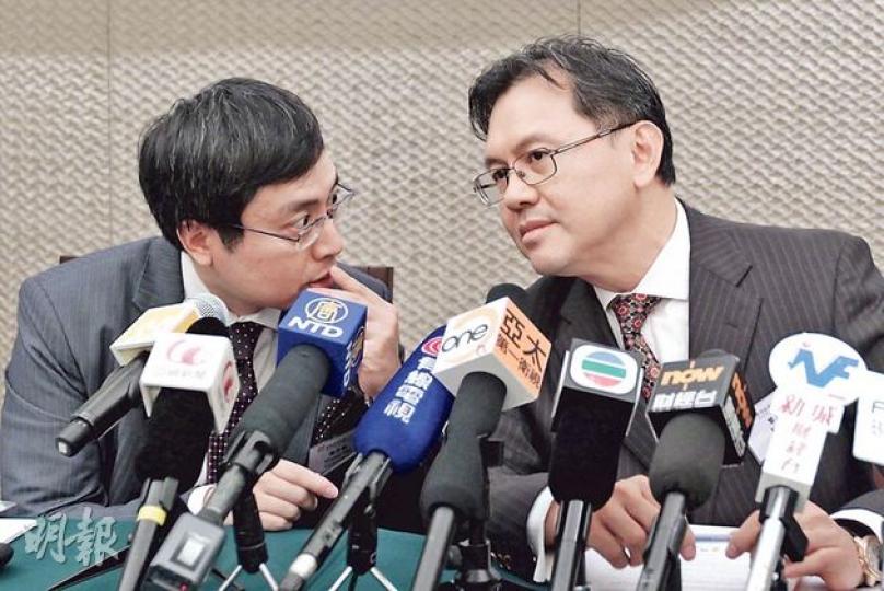 華潤創業首席財務官黎汝雄（右）昨於中期業績會上表達華創對百佳的興趣。他多番稱讚百佳的管理層，指在商言商，百佳取得如此佳績值得華創尊敬。 左為投資者關係部總經理謝丹瀚。（郭慶輝攝）