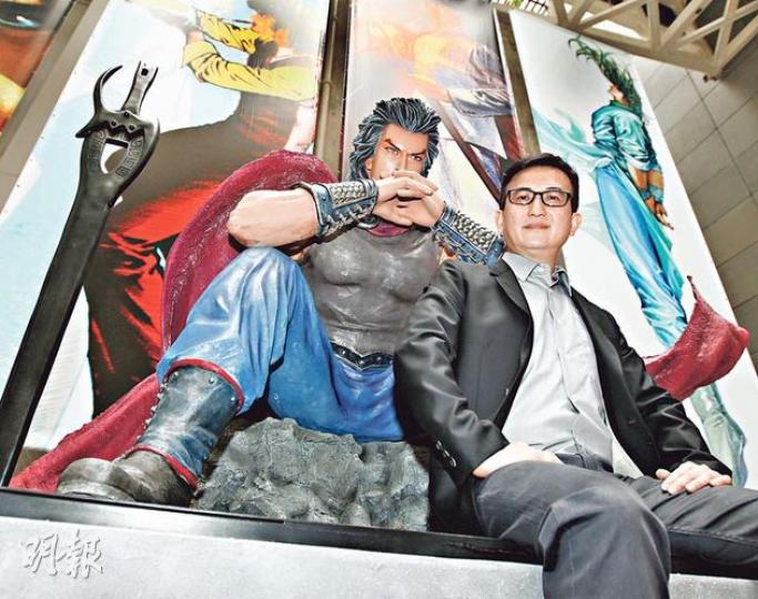 香港漫畫大師馬榮成今年將與其代表作《風雲》主角步驚雲（圖中雕像）分道揚鑣，但結束連載後他未有停步，已計劃再畫一套短篇漫畫，反映本地漫畫界興衰及社會變遷。（李紹昌攝）