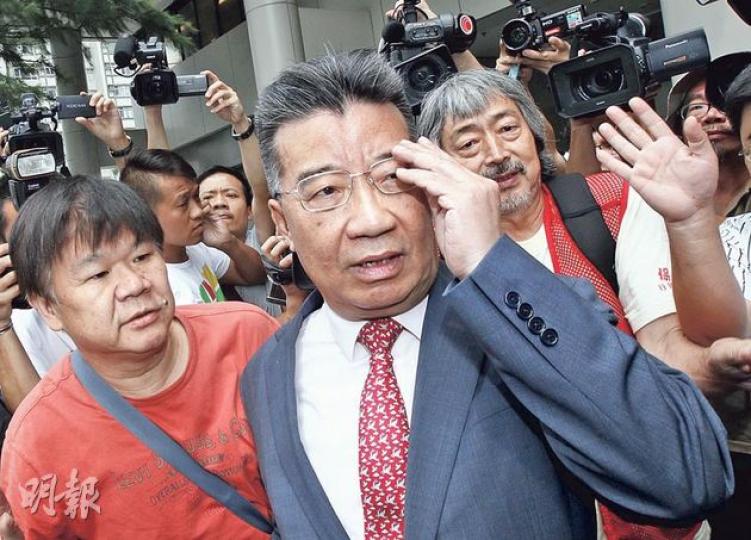 劉夢熊（前）就涉意圖妨礙司法公正到法院應訊，保釣人士羅堪就（右灰髮者）到庭支持他。（李紹昌攝）