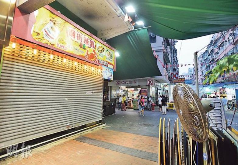 油麻地「廟街香辣蟹」因把餐桌非法擺放街上經營，並屢次違例，被食環署暫時吊銷牌照14天。（盧翊銘攝）