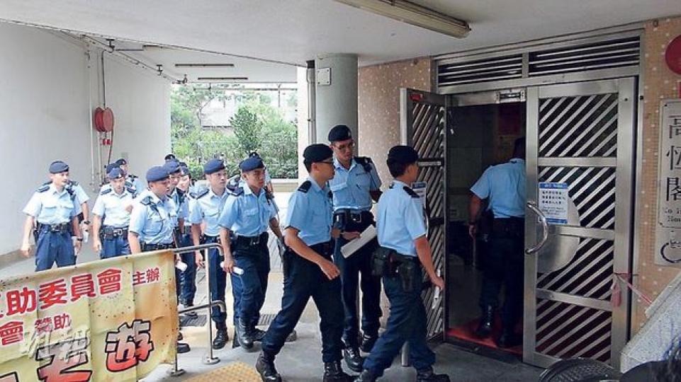 大批機動部隊警員昨到油塘高恒閣雙人墮樓現場，向居民做問卷調查。（林智傑攝）
