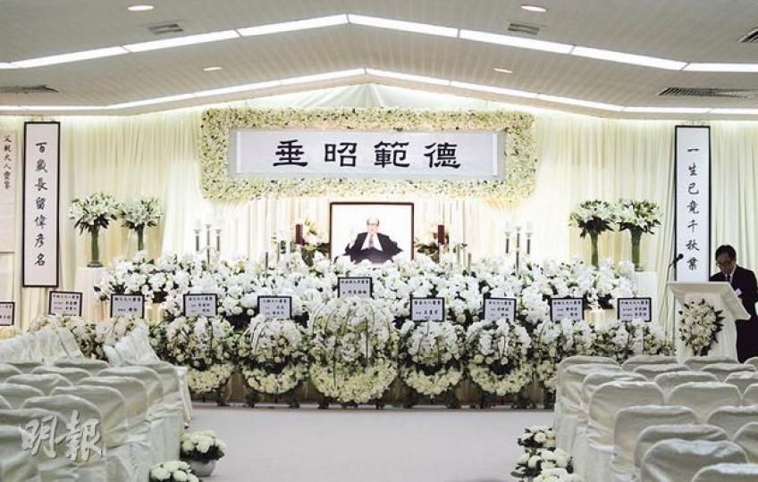 利國偉昨於香港殯儀館設靈，靈堂以白色為主，中間掛有「德範昭垂」橫匾，兩邊輓聯寫上「一生已竟千秋業，百歲長留偉彥名」。靈堂中央放有利國偉遺照，由家人花圈相伴左右。（郭慶輝攝）國務院前總理朱鎔基輓聯花圈（左一）置於靈堂前方，香港3任特首董建華、曾蔭權、梁振英，以及澳門前特首何厚鏵亦有致送花圈弔慰。（郭慶輝攝）澳門前特首何厚鏵（左一）昨日傍晚在多名保鑣護送下，前往靈堂憑弔，但未有回應傳媒提問。（郭慶輝攝）長和系主席李嘉誠（前排右）昨於靈堂逗留約半小時後，由恒生銀行行政總裁李慧敏（前排左）親自送他離開。