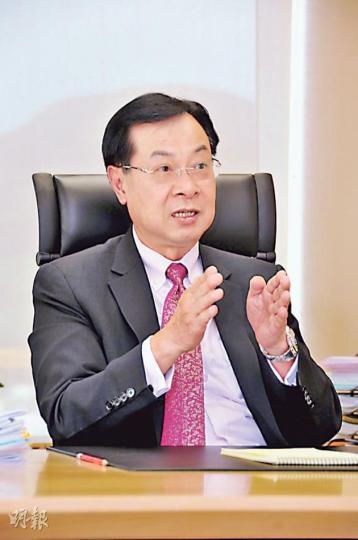 無綫助理總經理區偉林形容無線如豪華大巴士，坐得穩又安全，但都要「維修」才可以保障不會突然「死火」。（攝影﹕梁迺楠）由無綫行政主席梁乃鵬博士建議執行藝員調配機制表，可以一目了然知道每個藝員未來半年以上的工作分配，即時知道藝員撞期情况而調動。（攝影﹕梁迺楠）
