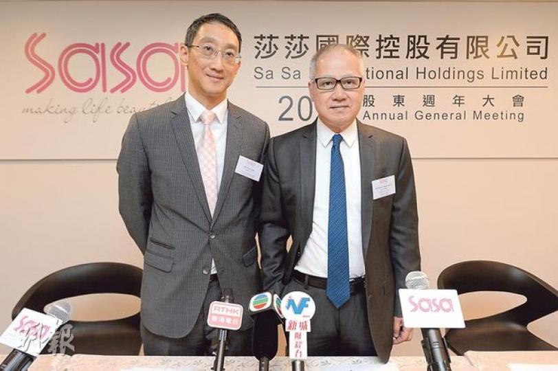 莎莎主席及行政總裁郭少明(右)表示,次季銷售及同店增長有望持續雙位數增幅,預料下半年內地旅客來港消費可繼續保持平穩。旁為首席財務總監陸楷。(葉家豪攝) 莎莎主席及行政總裁郭少明(右)表示,次季銷售及同店增長有望持續雙位數增幅,預料下半年內地旅客來港消費可繼續保持平穩。旁為首席財務總監陸楷。(葉家豪攝)