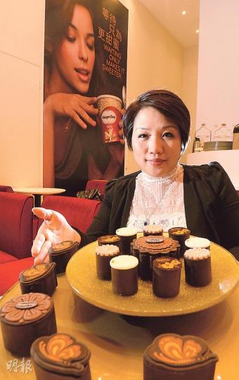Haagen-Dazs業務總監劉翠鳳面前展示的為該公司最貴價金醉月餅系列,每盒售價1388元,賣點為全球限量900盒及金珠金箔點綴。(劉焌陶攝) Haagen-Dazs業務總監劉翠鳳面前展示的為該公司最貴價金醉月餅系列,每盒售價1388元,賣點為全球限量900盒及金珠金箔點綴。(劉焌陶攝)