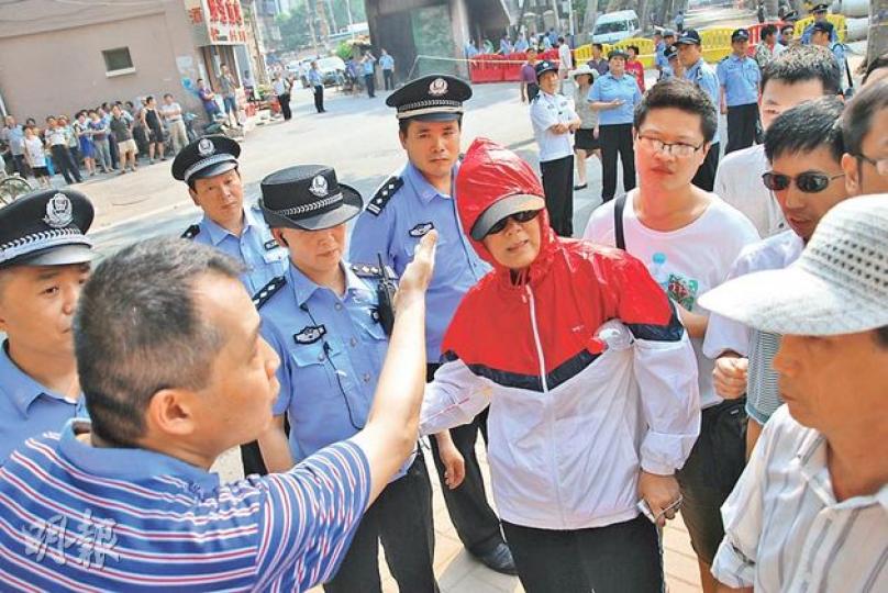 擁護憲政、民主與司法獨立的濟南人余先生(前左,間條衫),獨力舌戰現場多名挺薄左派者,包括鴨嘴帽長者(右前)、紅衣婦人及其背後的人,結果被眾人大罵「漢奸」和「賣國賊」。(蔡志郁攝)專程從陝西首府西安趕到濟南的邵先生(前右)高舉一幅毛澤東畫,聲言支持主張共同富裕、擁護毛澤東的薄熙來。(蔡志郁攝)正當左右派者在法院外激辯之時,突然一棵法國梧桐樹的枝幹「從天而降」,打中幾人,幸無人受傷,引起現場一陣哄動,有人驚歎曰﹕「顯靈啦!」也不知所指為何。(蔡志郁攝) 擁護憲政、民主與司法獨立的濟南人余先生(前左,間條衫),獨力舌戰現場多名挺薄左派者,包括鴨嘴帽長者(右前)、紅衣婦人及其背後的人,結果被眾人大罵「漢奸」和「賣國賊」。(蔡志郁攝)專程從陝西首府西安趕到濟南的邵先生(前右)高舉一幅毛澤東畫,聲言支持主張共同富裕、擁護毛澤東的薄熙來。(蔡志郁攝)正當左右派者在法院外激辯之時,突然一棵法國梧桐樹的枝幹「從天而降」,打中幾人,幸無人受傷,引起現場一陣哄動,有人驚歎曰﹕「顯靈啦!」也不知所指為何。(蔡志郁攝)