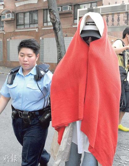 女主持沈星與前男友糾纏間弄傷手腳,需送院治理,惟她離家時見大批記者守候,即以紅色大毛氈覆蓋上身,只露出部分眼睛看路(圖)。(網上圖片、蔡方山攝)鳳凰衛視女主持沈星居於九龍塘牡丹路翡翠閣一樓,屋苑外有近4米高圍牆,沈的前男友李軍昨攀上其七人車頂後,再翻越圍牆爬上沈的寓所露台。(蔡方山攝)李軍以伸縮警棍擊碎沈星寓所露台的玻璃潛入屋內,警員事後檢走其伸縮警棍,並以涉嫌爆竊及藏有禁制性武器將他拘捕。(蔡方山攝) 女主持沈星與前男友糾纏間弄傷手腳,需送院治理,惟她離家時見大批記者守候,即以紅色大毛氈覆蓋上身,只露出部分眼睛看路(圖)。(網上圖片、蔡方山攝)鳳凰衛視女主持沈星居於九龍塘牡丹路翡翠閣一樓,屋苑外有近4米高圍牆,沈的前男友李軍昨攀上其七人車頂後,再翻越圍牆爬上沈的寓所露台。(蔡方山攝)李軍以伸縮警棍擊碎沈星寓所露台的玻璃潛入屋內,警員事後檢走其伸縮警棍,並以涉嫌爆竊及藏有禁制性武器將他拘捕。(蔡方山攝)