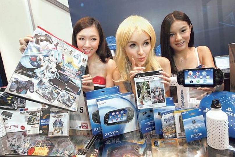 索尼於電腦節提供多項優惠,包括每日15套四五折發售的Playstation Vita電腦節套裝(右下黑色機)等。圖為模特兒手持索尼產品拍照。(李紹昌攝) 索尼於電腦節提供多項優惠,包括每日15套四五折發售的Playstation Vita電腦節套裝(右下黑色機)等。圖為模特兒手持索尼產品拍照。(李紹昌攝)