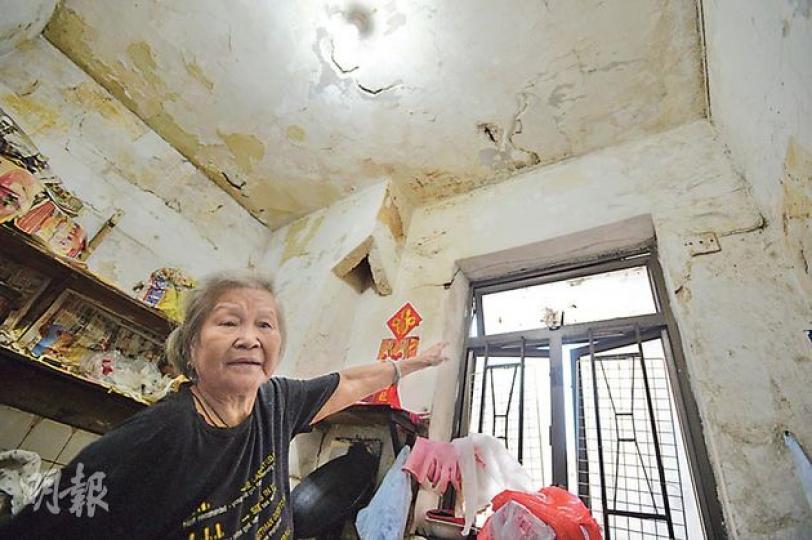 居住啟明街51號4樓的80歲林婆婆昨日得悉大廈即將被封,感到非常徬徨。她說自己有眼疾,不可能離開居住多年的地方搬到屯門安置,誓言不會遷出。她展示單位內多處牆身出現裂縫,部分更有鋼筋外露,石屎更曾剝落。(盧翊銘攝) 居住啟明街51號4樓的80歲林婆婆昨日得悉大廈即將被封,感到非常徬徨。她說自己有眼疾,不可能離開居住多年的地方搬到屯門安置,誓言不會遷出。她展示單位內多處牆身出現裂縫,部分更有鋼筋外露,石屎更曾剝落。(盧翊銘攝)