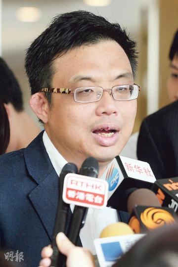 民主黨涂謹申(圖)昨堅持接受國泰邀請到法國不屬款待,不評論會否將有關開支歸還或捐出,但民主黨中委會認為他和何俊仁違反黨內指引,做法不恰當,會進一步處理。(葉家豪攝) 民主黨涂謹申(圖)昨堅持接受國泰邀請到法國不屬款待,不評論會否將有關開支歸還或捐出,但民主黨中委會認為他和何俊仁違反黨內指引,做法不恰當,會進一步處理。(葉家豪攝)