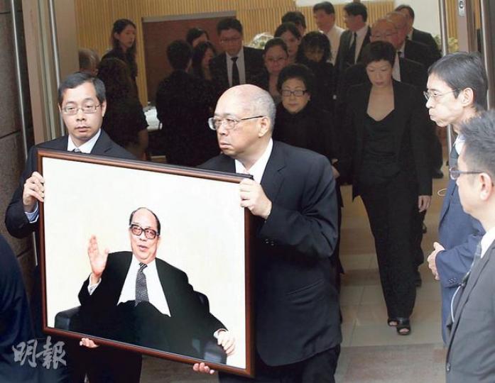 本月10日與世長辭的利國偉昨出殯,兒子利永志(右)與利國偉的孫兒,手持利國偉遺照步出哥連臣角禮堂,神情肅穆。(李紹昌攝)利國偉遺孀易海倫(前右)在家人陪同下到靈堂送別亡夫,幼女利宛虹(後排中)則負責在喪禮致答謝辭。(李紹昌攝)前兩局議員羅保(左二)、楊鐵樑(左三)、董建華(左四)送別好友後同離開禮堂,左一為恒生創辦人之一林炳炎媳婦、恒生前副行政總裁林李翹如。(李紹昌攝)紡織界元老、長江製衣主席陳瑞球昨亦有出席告別儀式。(李紹昌攝)除了大力推動銀行業發展,利國偉亦熱心公共服務,與利家有淵緣的影星鍾 本月10日與世長辭的利國偉昨出殯,兒子利永志(右)與利國偉的孫兒,手持利國偉遺照步出哥連臣角禮堂,神情肅穆。(李紹昌攝)利國偉遺孀易海倫(前右)在家人陪同下到靈堂送別亡夫,幼女利宛虹(後排中)則負責在喪禮致答謝辭。(李紹昌攝)前兩局議員羅保(左二)、楊鐵樑(左三)、董建華(左四)送別好友後同離開禮堂,左一為恒生創辦人之一林炳炎媳婦、恒生前副行政總裁林李翹如。(李紹昌攝)紡織界元老、長江製衣主席陳瑞球昨亦有出席告別儀式。(李紹昌攝)除了大力推動銀行業發展,利國偉亦熱心公共服務,與利家有淵緣的影星鍾