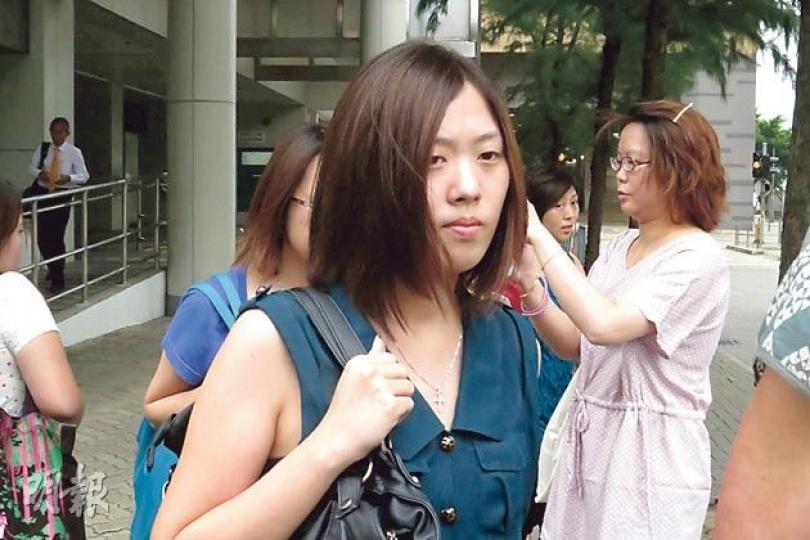 事主的胞妹質問與事主同行的男友人,為何認為在沒有頭盔攀崖仍屬安全。(易淑麗攝)與事主一同攀崖的男友人梁智星稱有攀岩證書,當日卻沒有戴頭盔,遭事主家屬質疑攀岩多年,仍欠缺基本裝置,罔顧安全。(易淑麗攝) 事主的胞妹質問與事主同行的男友人,為何認為在沒有頭盔攀崖仍屬安全。(易淑麗攝)與事主一同攀崖的男友人梁智星稱有攀岩證書,當日卻沒有戴頭盔,遭事主家屬質疑攀岩多年,仍欠缺基本裝置,罔顧安全。(易淑麗攝)