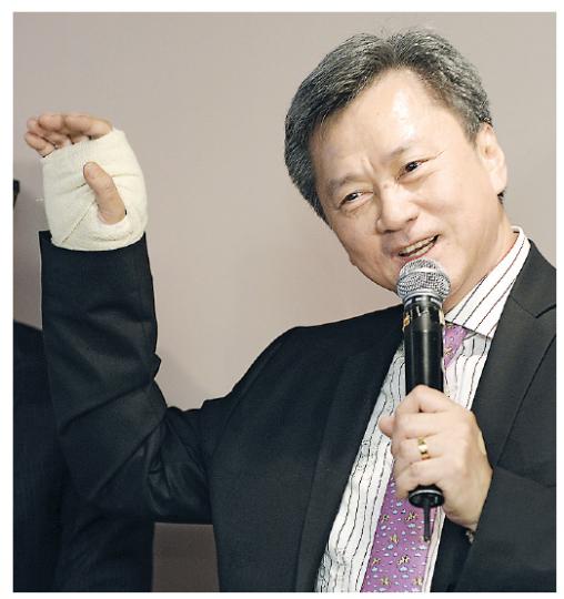 早前以手傷為由缺席置富產業信託業績會的趙國雄,昨日帶傷出席長實新成立的Club Lifestyle記者會,高舉「傷手」表示已無大礙之餘,更自稱「招財貓」。(余俊亮攝) 早前以手傷為由缺席置富產業信託業績會的趙國雄,昨日帶傷出席長實新成立的Club Lifestyle記者會,高舉「傷手」表示已無大礙之餘,更自稱「招財貓」。(余俊亮攝)