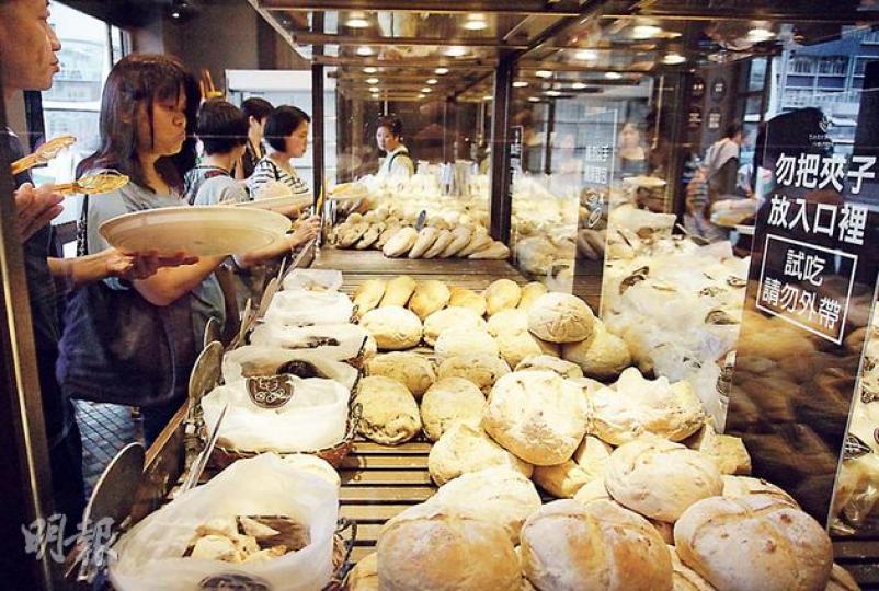 由「小S」徐熙娣丈夫投資的連鎖麵包店「胖達人手感烘焙麵包」,標榜「採用天然素材」,6月中更在港開設分店。台灣衛生局發現台灣分店使用人工香精,或觸犯法例,當地分店已將部分麵包下架,但香港分店昨日未有相關措施,不少顧客仍在選購。(盧翊銘攝) 由「小S」徐熙娣丈夫投資的連鎖麵包店「胖達人手感烘焙麵包」,標榜「採用天然素材」,6月中更在港開設分店。台灣衛生局發現台灣分店使用人工香精,或觸犯法例,當地分店已將部分麵包下架,但香港分店昨日未有相關措施,不少顧客仍在選購。(盧翊銘攝)