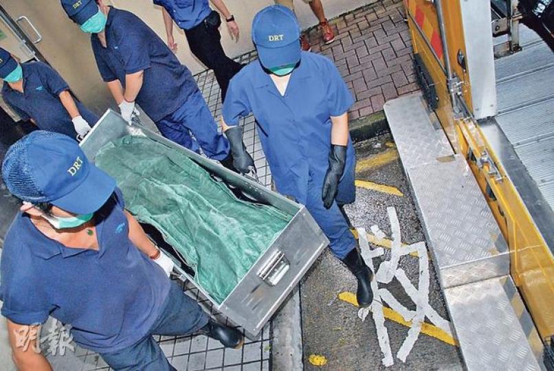 與母同牀不幸昏迷死亡的兩月大男嬰,遺體由仵工舁送殮房,待法醫驗證死因。(雲錦鋒攝) 與母同牀不幸昏迷死亡的兩月大男嬰,遺體由仵工舁送殮房,待法醫驗證死因。(雲錦鋒攝)