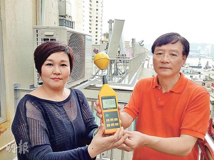 居於銅鑼灣百德新街的霍女士(左)說,睡房對出安裝了兩台流動電話基站(圖中後白色長方體),懷疑其釋放的輻射令她出現頭痛、眼腫等問題。立法會議員王國興(右)昨到其家天台量度交流電場強度,並斥責政府監管不力,容許基站建於接近民居位置,影響民生。(曾安迪攝) 居於銅鑼灣百德新街的霍女士(左)說,睡房對出安裝了兩台流動電話基站(圖中後白色長方體),懷疑其釋放的輻射令她出現頭痛、眼腫等問題。立法會議員王國興(右)昨到其家天台量度交流電場強度,並斥責政府監管不力,容許基站建於接近民居位置,影響民生。(曾安迪攝)