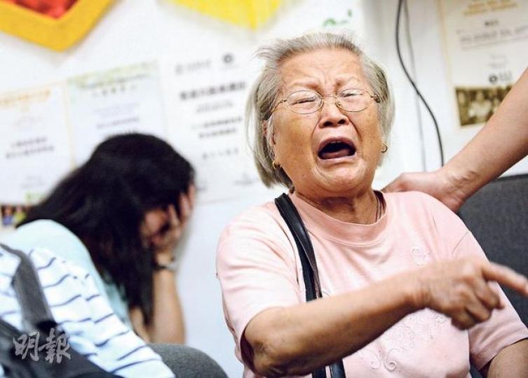 開會前,居民林婆婆情緒激動,誓言不會搬走。(盧翊銘攝)土瓜灣啟明街51號大廈40多名業主和居民昨與屋宇署代表開會。居民不滿署方貿然清拆單位露台和善後安排,聲言會在「封樓令」當日死守家中。(盧翊銘攝) 開會前,居民林婆婆情緒激動,誓言不會搬走。(盧翊銘攝)土瓜灣啟明街51號大廈40多名業主和居民昨與屋宇署代表開會。居民不滿署方貿然清拆單位露台和善後安排,聲言會在「封樓令」當日死守家中。(盧翊銘攝)