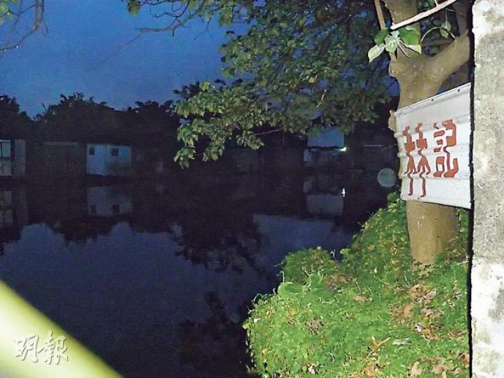 林有根的表弟陳生透露,地政處要求收回魚塘及其附近約2000呎的土地,陳指上述土地屬於林有根。(何海棠攝) 林有根的表弟陳生透露,地政處要求收回魚塘及其附近約2000呎的土地,陳指上述土地屬於林有根。(何海棠攝)