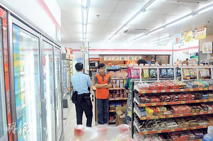 警員在遇劫便利店調查,向職員了解案發經過。(蔡方山攝) 警員在遇劫便利店調查,向職員了解案發經過。(蔡方山攝)