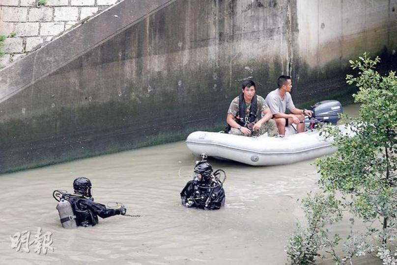 警方「水鬼隊」蛙人昨到天水圍天恆邨對開防洪渠打撈被的士司機拋掉落河失蹤的乘客行李,惟至下午3時收隊時仍未有發現。(林智傑攝)
警方「水鬼隊」蛙人昨到天水圍天恆邨對開防洪渠打撈被的士司機拋掉落河失蹤的乘客行李,惟至下午3時收隊時仍未有發現。(林智傑攝)