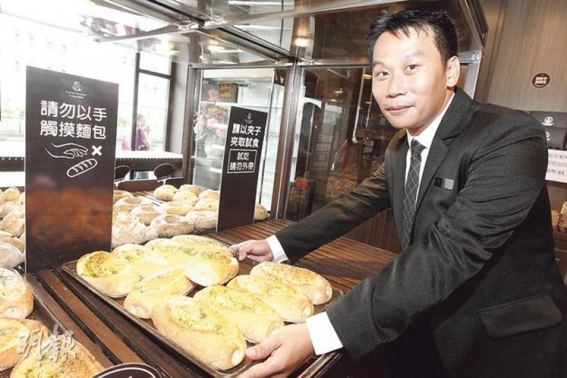 剛從台灣總店來港的「胖達人」香港區營業部經理陳紘璿(圖)接受訪問時說,香港及台灣產品均是採用相同原材料及過程製造,本港分店昨亦停售16款含人工香精的產品,會否重新出售要視乎公眾反應。(李紹昌攝)位於太子的「胖達人」香港分店昨如常營業,門外張貼了道歉啟事,首次就「加香精」事件作回應。啟事承認部分產品有加入人工食用香料香精,但已暫停發售。(李紹昌攝) 剛從台灣總店來港的「胖達人」香港區營業部經理陳紘璿(圖)接受訪問時說,香港及台灣產品均是採用相同原材料及過程製造,本港分店昨亦停售16款含人工香精的產品,會否重新出售要視乎公眾反應。(李紹昌攝)位於太子的「胖達人」香港分店昨如常營業,門外張貼了道歉啟事,首次就「加香精」事件作回應。啟事承認部分產品有加入人工食用香料香精,但已暫停發售。(李紹昌攝)