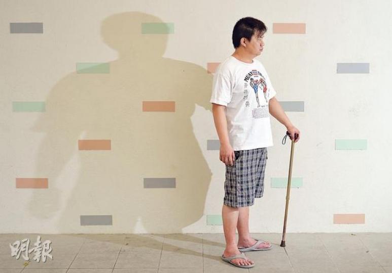 吸毒令光仔關節軟骨受損,行走需要持拐杖輔助;回想過去,光仔認為沉淪毒海那段時間是人生最黑暗的日子,呼籲青年一口也不要試。(盧翊銘攝)
吸毒令光仔關節軟骨受損,行走需要持拐杖輔助;回想過去,光仔認為沉淪毒海那段時間是人生最黑暗的日子,呼籲青年一口也不要試。(盧翊銘攝)
