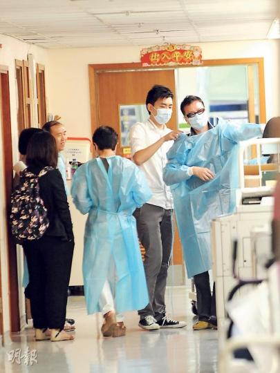 關鍵旅遊老闆佘慶豐昨日繼續在醫院深切治療部留醫,仍未度過危險期,昨晚曾有數名疑為親友到病房探望,但離開時未有回應記者問題。(樊銳昌攝) 關鍵旅遊老闆佘慶豐昨日繼續在醫院深切治療部留醫,仍未度過危險期,昨晚曾有數名疑為親友到病房探望,但離開時未有回應記者問題。(樊銳昌攝)