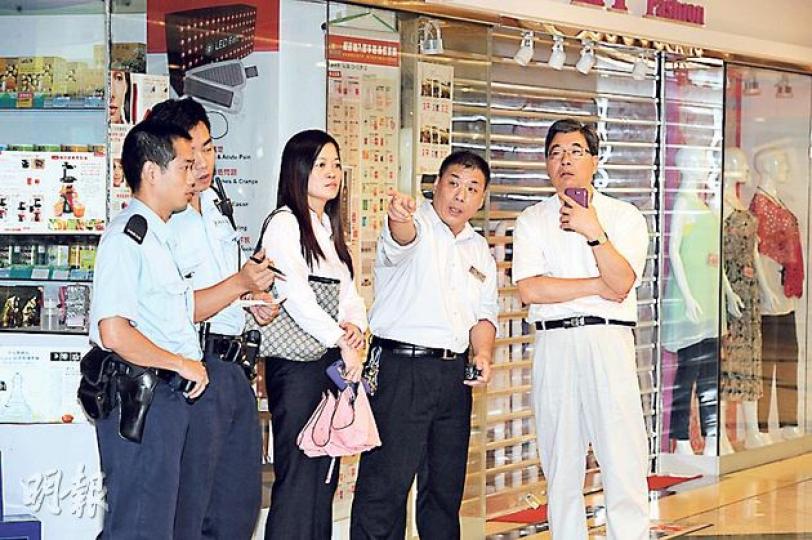 領匯轄下藍田啟田商場一間珠寶金行,昨清晨遭匪徒用硬物扑碎櫥窗玻璃後,以1分鐘極速搜掠約值20萬元首飾逃去,現場留下大量玻璃碎片。(蔡方山攝)
領匯轄下藍田啟田商場一間珠寶金行,昨清晨遭匪徒用硬物扑碎櫥窗玻璃後,以1分鐘極速搜掠約值20萬元首飾逃去,現場留下大量玻璃碎片。(蔡方山攝)