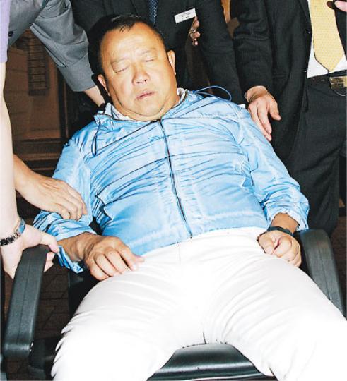 曾志偉每次出席喜慶場合都飲到醉醺醺,要被抬走,今次還被拍下醉後在車上的睡姿呢!(攝影/記者:黃梓烜、林祖傑)
曾志偉每次出席喜慶場合都飲到醉醺醺,要被抬走,今次還被拍下醉後在車上的睡姿呢!(攝影/記者:黃梓烜、林祖傑)