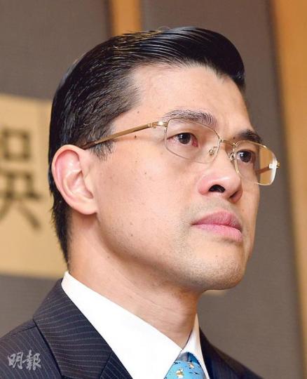 被「封刀」的威院心臟科前主管余卓文昨首度現身解畫,全程面色凝重,在中大畢業的他談到受中大如此對待時,更不禁眼泛淚光。(鄧宗弘攝)余卓文(右)昨日的記者會上,有約10名病人到場支持,年逾80歲的羅婆婆(左)2009年因心臟病要做難度較高的手術,靠余卓文「通波仔」打通3條血管,她為此心存感激,亦為近日的風波感難過。(鄧宗弘攝) 被「封刀」的威院心臟科前主管余卓文昨首度現身解畫,全程面色凝重,在中大畢業的他談到受中大如此對待時,更不禁眼泛淚光。(鄧宗弘攝)余卓文(右)昨日的記者會上,有約10名病人到場支持,年逾80歲的羅婆婆(左)2009年因心臟病要做難度較高的手術,靠余卓文「通波仔」打通3條血管,她為此心存感激,亦為近日的風波感難過。(鄧宗弘攝)