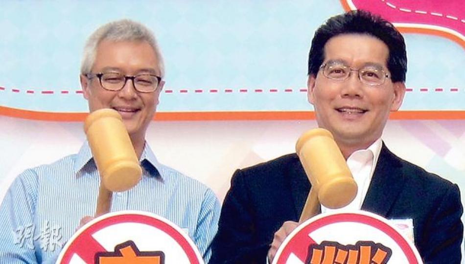 通訊事務管理局主席何沛謙(左)昨出席商品說明條例的宣傳活動前指出,亞視可循既定程序提出上訴;商務及經濟發展局長蘇錦樑(右)其後說,若亞視不遵從通訊局指示,可暫時吊銷其牌照。(陳穎欣攝)(明報製圖) 通訊事務管理局主席何沛謙(左)昨出席商品說明條例的宣傳活動前指出,亞視可循既定程序提出上訴;商務及經濟發展局長蘇錦樑(右)其後說,若亞視不遵從通訊局指示,可暫時吊銷其牌照。(陳穎欣攝)(明報製圖)