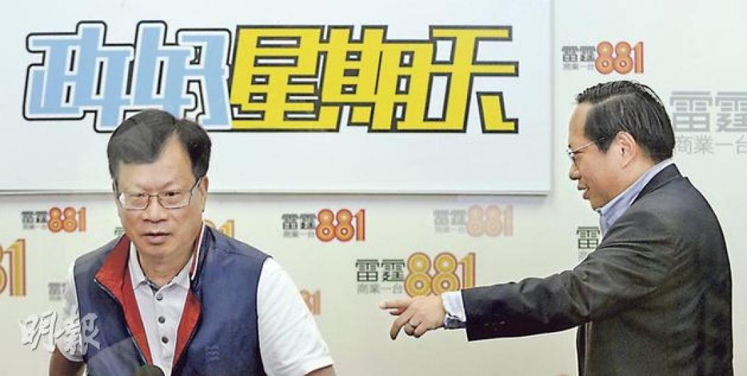 行政會議成員鄭耀棠(左)、民主黨何俊仁(右)昨日接受商台《政好星期天》訪問時,都認同應檢討現有申報制度,對於今次民主黨備受批評,鄭耀棠相信是該黨「以前鬧人鬧得犀利過頭」。(余俊亮攝) 行政會議成員鄭耀棠(左)、民主黨何俊仁(右)昨日接受商台《政好星期天》訪問時,都認同應檢討現有申報制度,對於今次民主黨備受批評,鄭耀棠相信是該黨「以前鬧人鬧得犀利過頭」。(余俊亮攝)